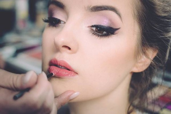 Comment sublimer votre teint, vos yeux et vos lèvres avec des produits de beauté et astuces