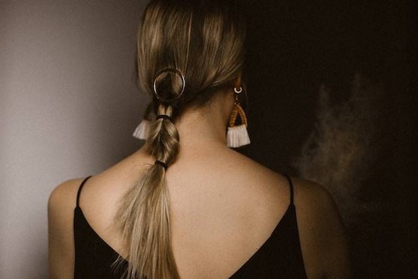 Comment réaliser une coiffure fashion avec des accessoires ?