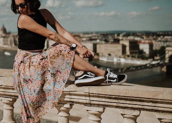 Comment utiliser les réseaux sociaux pour se tenir informé des dernières tendances et nouveautés en matière de mode et de style ?
